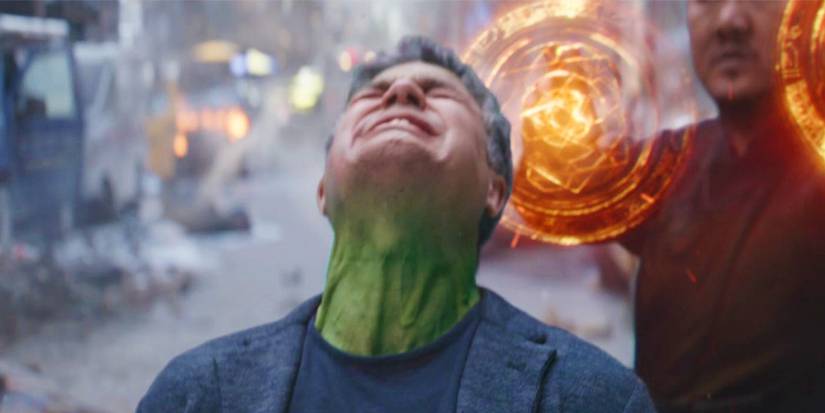 Bruce Banner lutando para se tornar o Hulk em Vingadores: Guerra Infinita