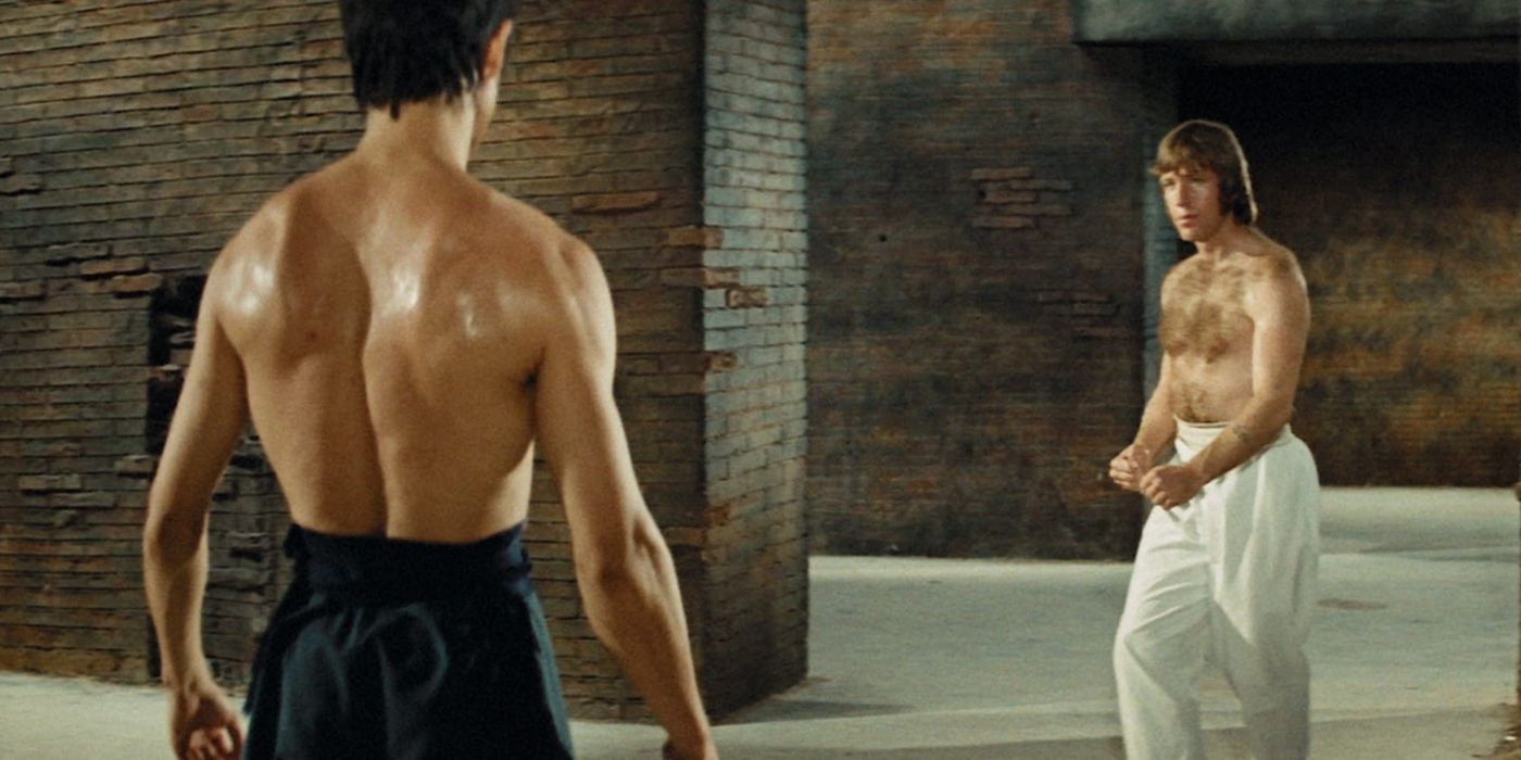 Bruce Lee e Chuck Norris em uma cena de luta de Way of the Dragon.