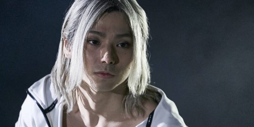 All 10 Alice In Borderland Characters & Their Alice In Wonderland Counterparts Explained Chishiya on the rooftop about to attack Niragi in Alice in Borderland