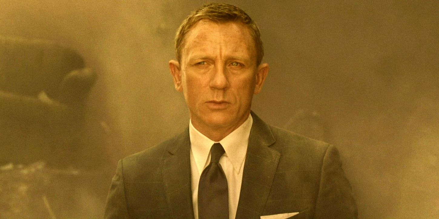 Daniel Craig como James Bond em Spectre vestindo terno e expressão séria com fumaça atrás dele