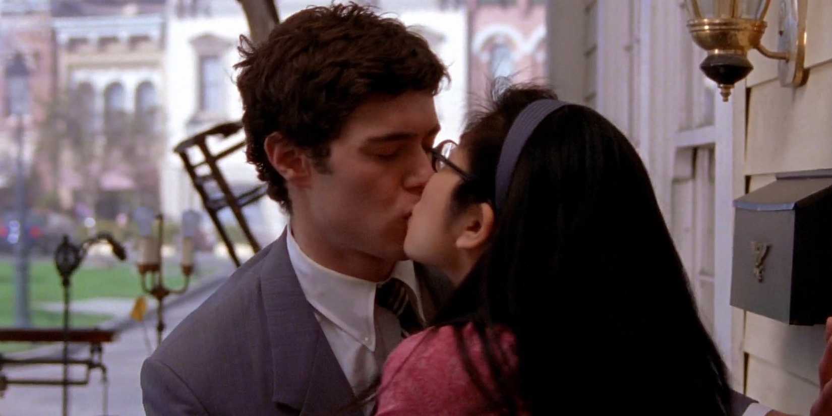 Dave (Adam Brody) e Lane (Keiko Agena) se beijam em Gilmore Girls.
