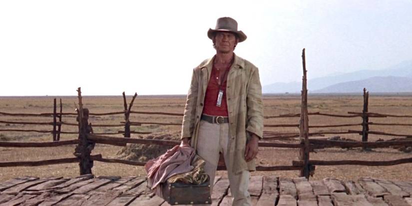 Charles Bronson como Harmonica chega à cidade e se prepara para duelar com três pistoleiros habilidosos em Once Upon a Time in the West.