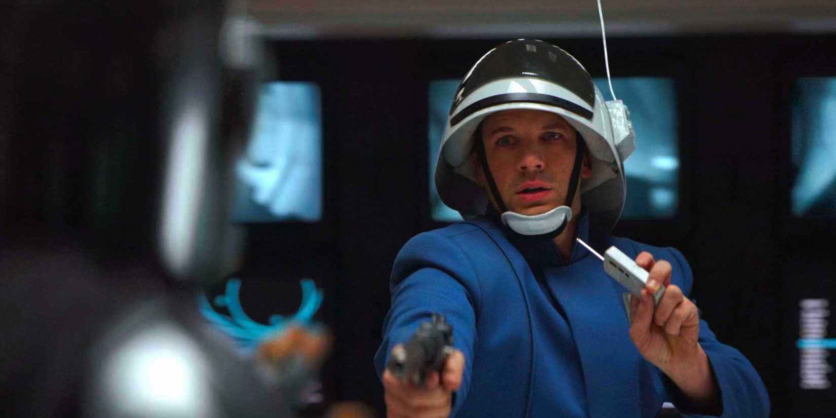 Matt Lanter as Lieutenant Davan holds a tracking beacon in The Mandalorian season 1, episode 6