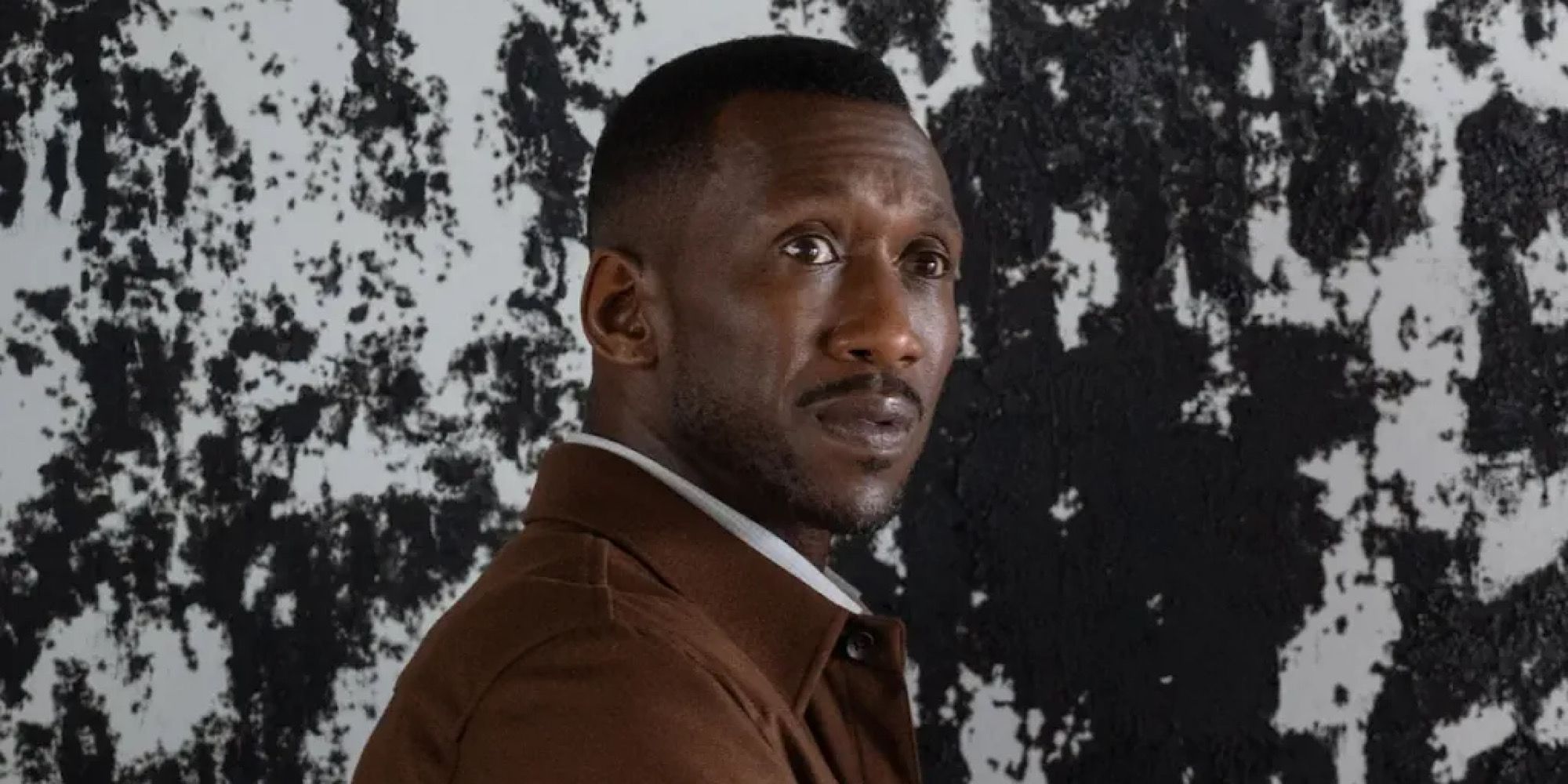 Mahershala Ali looking off as G.H. Scott in Netflix's Leave the World Behind. 