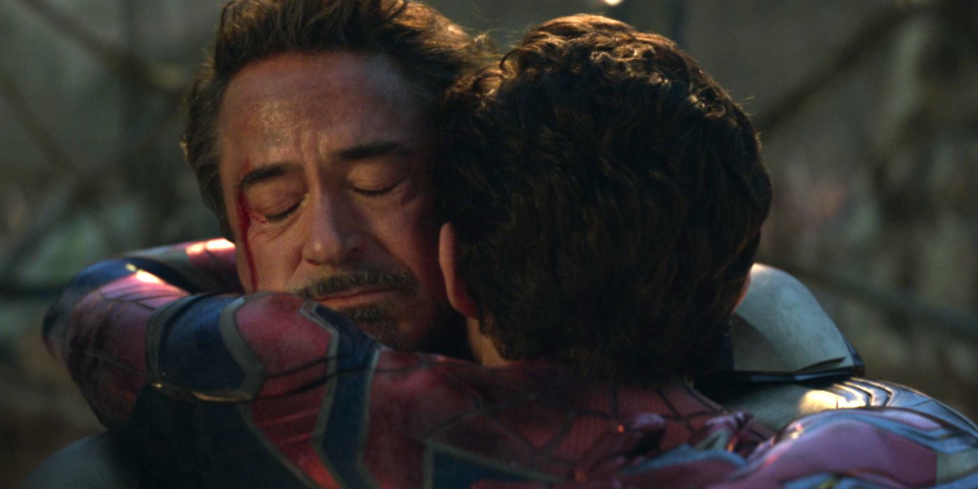 Robert Downey Jr. como Homem de Ferro abraçando Tom Holland como Homem-Aranha em Vingadores: Ultimato (2019)