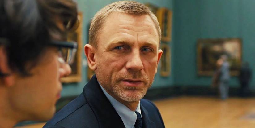 Daniel Craig como James Bond conversando com Ben Whishaw como Q em um museu de arte em Skyfall