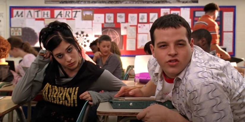Janis (Lizzy Caplan) e Damian (Daniel Franzese) se apresentando para Cady em Meninas Malvadas