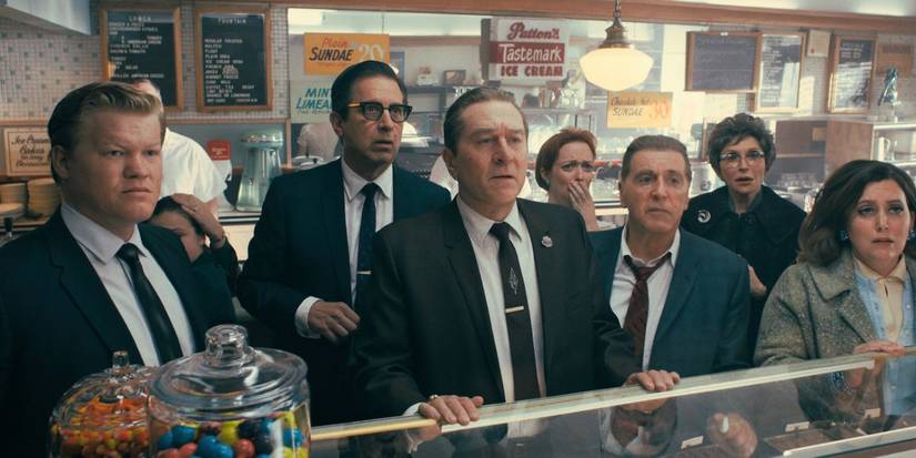 Jesse Plemons sebagai Chuckie dengan pemeran lainnya dari Irishman termasuk Ray Romono, Al Pacino, Robert De Niro