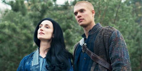 Josha Stradowski as Rand and Natasha O'Keeffe as Lanfear in the Wheel of Time season 2