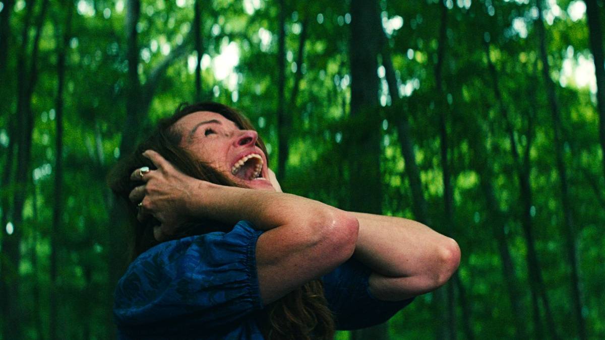 Julia Roberts screaming in the woods in Leave the World Behind