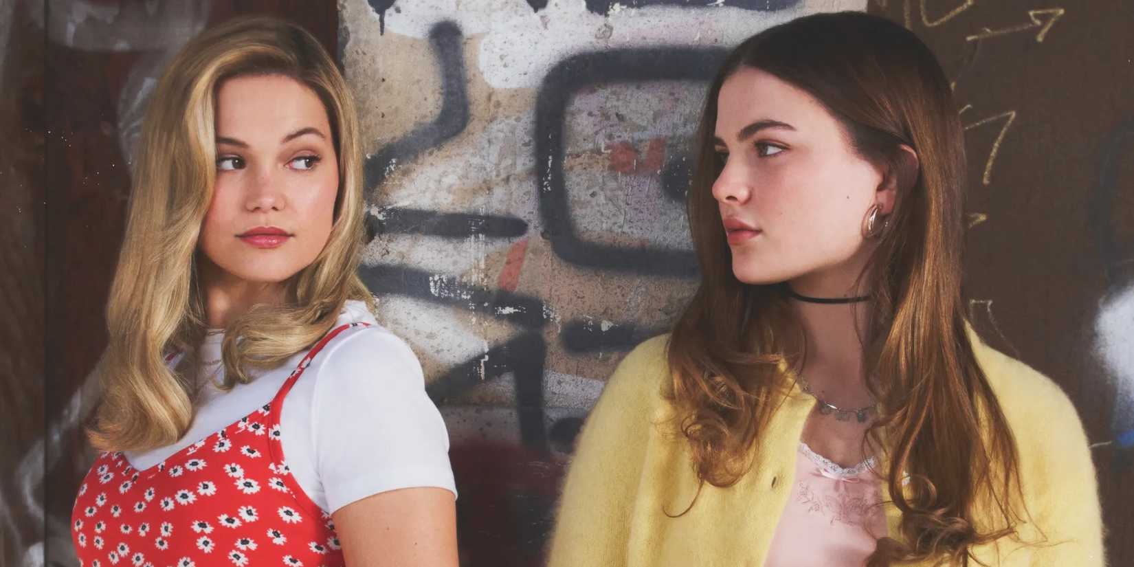 Uma foto promocional de Olivia Holt como Kate Wallis e Chiara Aurelia como Jeanette Turner olhando uma para a outra na 1ª temporada de Cruel Summer.