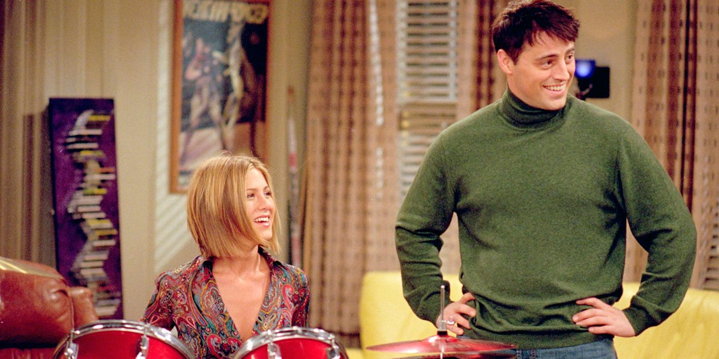 Matt LeBlanc como Joey e Jennifer Aniston como Rachel tocando bateria em Friends