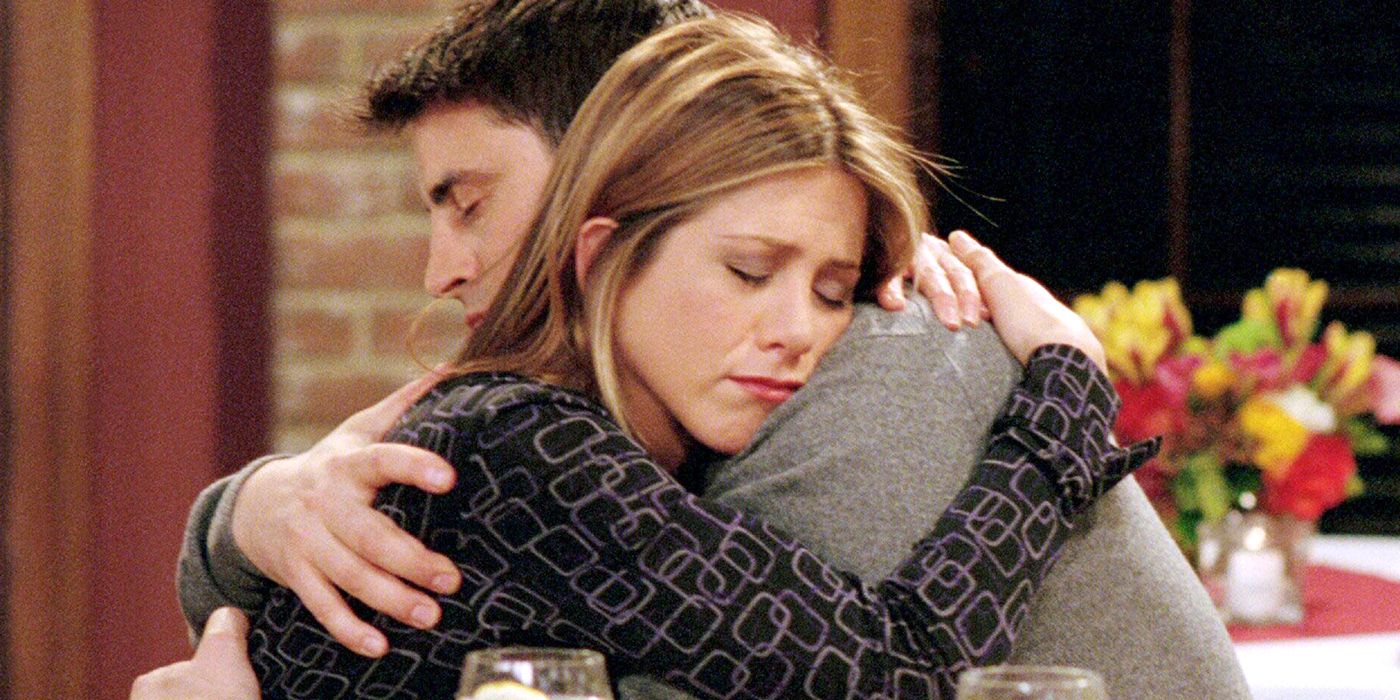 Matt LeBlanc como Joey e Jennifer Aniston como Rachel se abraçando em Friends