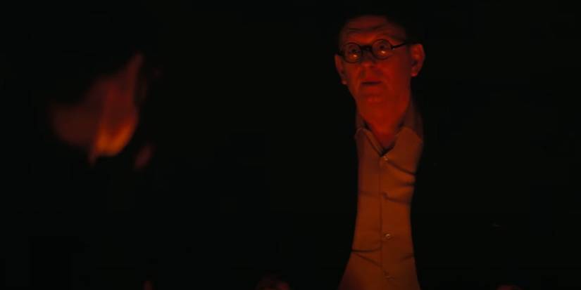 Michael Emerson dans le rôle de Wilzig assis près d'un feu dans Fallout