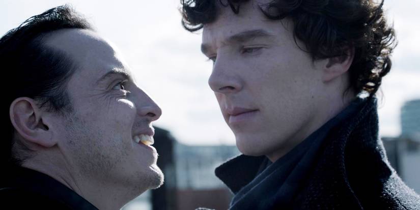 Moriarty (Andrew Scott) sorrindo para um Sherlock (Benedict Cumberbatch) sério na 2ª temporada de Sherlock, episódio The Reichenbach Fall