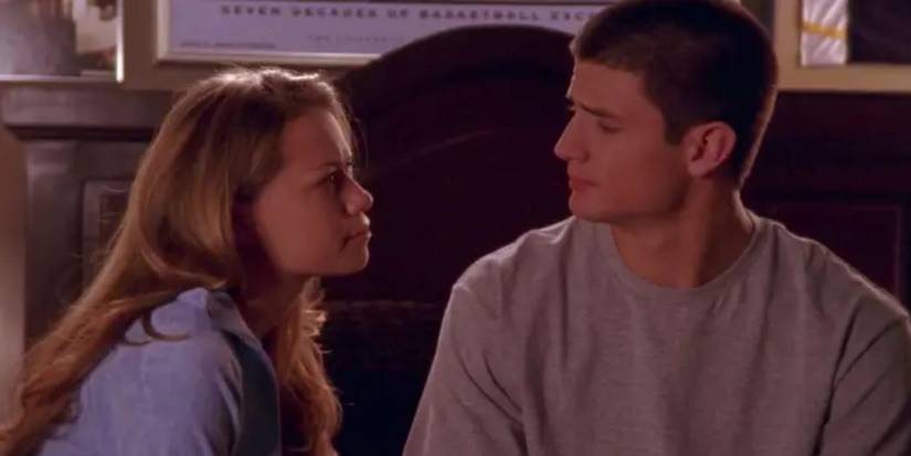 Nathan e Haley de One Tree Hill olhando um para o outro