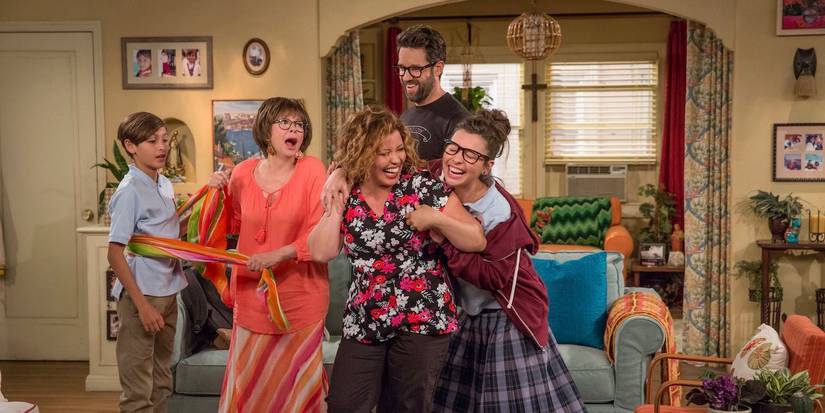 A família se abraçando em One Day At A Time