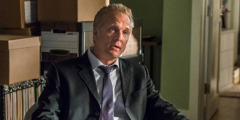 Patrick Fabian como Howard Hamlin em uma cena de Better Call Saul.
