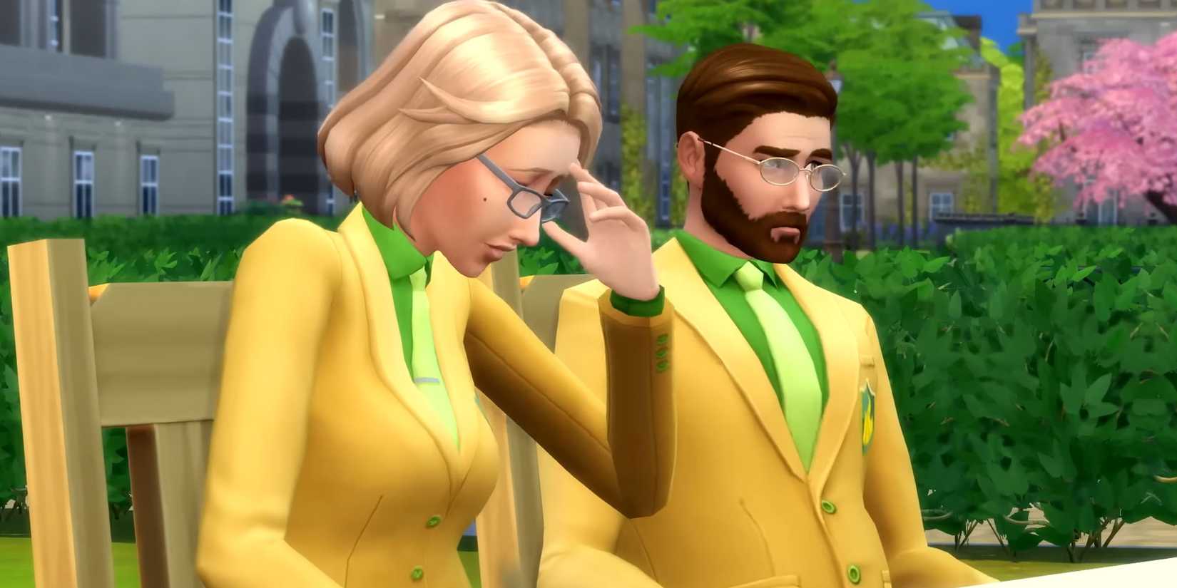 Mulher de terno amarelo segurando a cabeça com homem de terno e gravata no The Sims 4