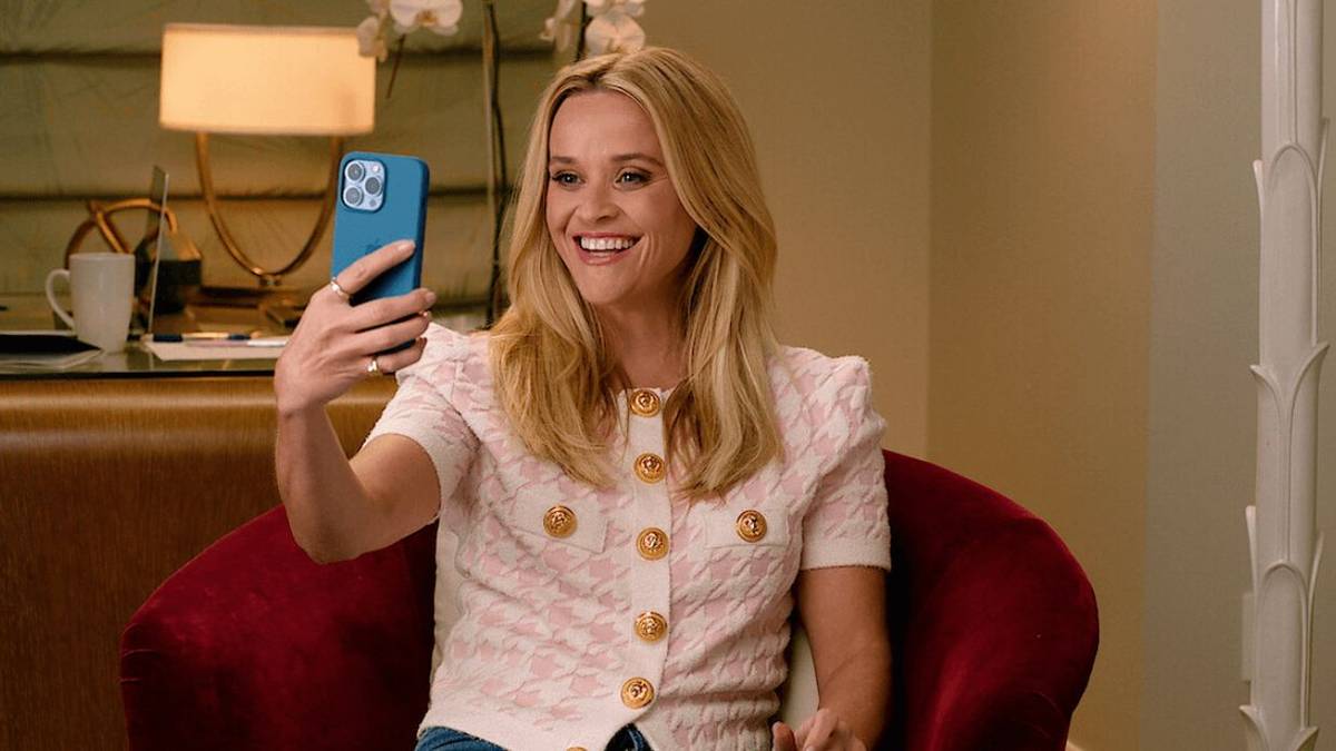 Reese Witherspoon holding a phone in Your Place or Mine
