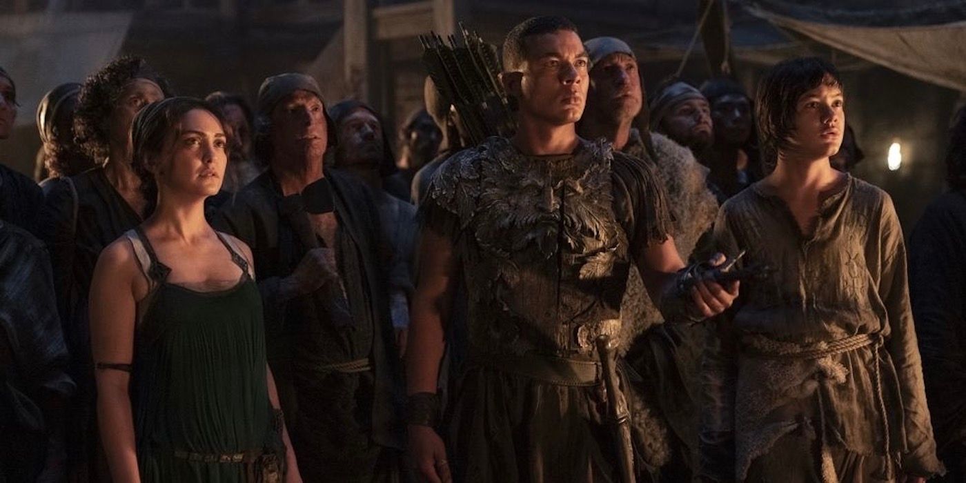 Bronwyn, Arondir e Theo na frente de um grupo de humanos na 1ª temporada de The Rings of Power