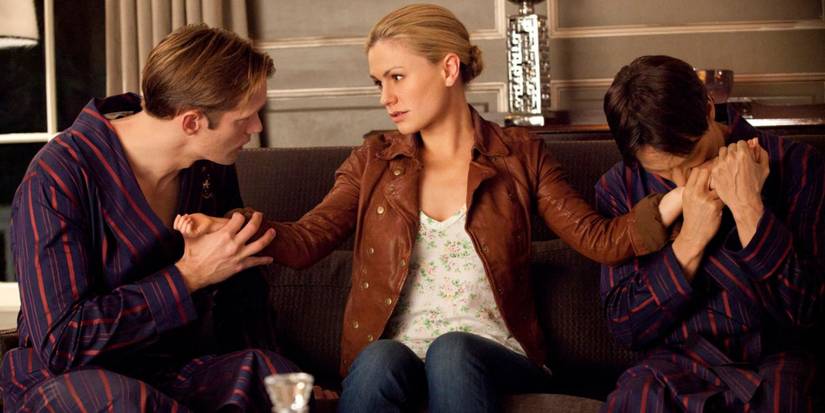 Eric (Alexander Skarsgard) e Bill (Stephen Moyer) segurando os pulsos de Sookie (Anna Paquin) em True Blood