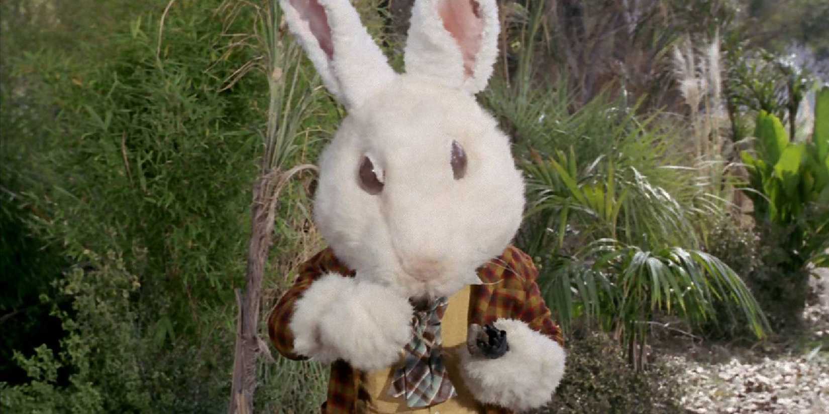 Um coelho do tamanho de um homem em uma floresta verde exuberante em Star Trek The Original Series