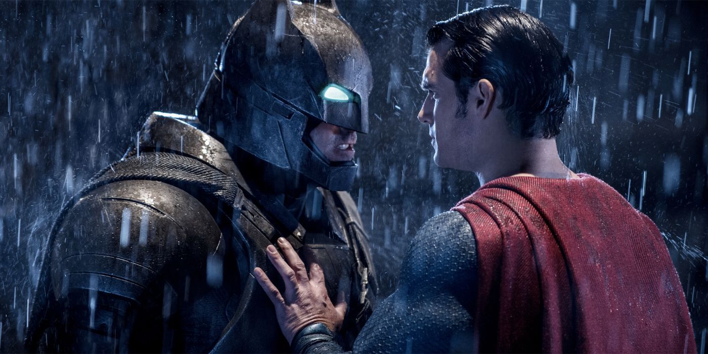 Batman (Ben Affleck) in armor confronting Superman (Henry Cavill) in Batman v Superman: Dawn of Justice