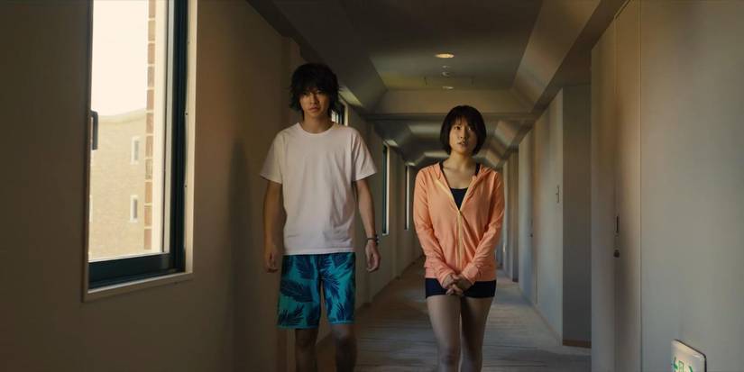 Tao Tsuchiya as Usagi and Kento Yamazaki as Arisu walking down a hallway in Alice in Borderland