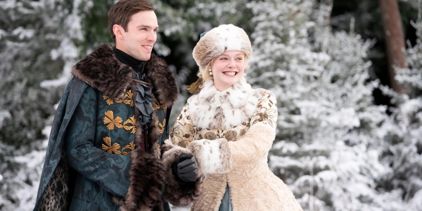 Elle Fanning e Nicholas Hoult in scena da The Great
