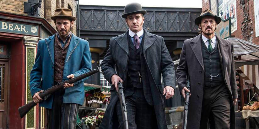 Os policiais de Ripper Street andando pela rua.