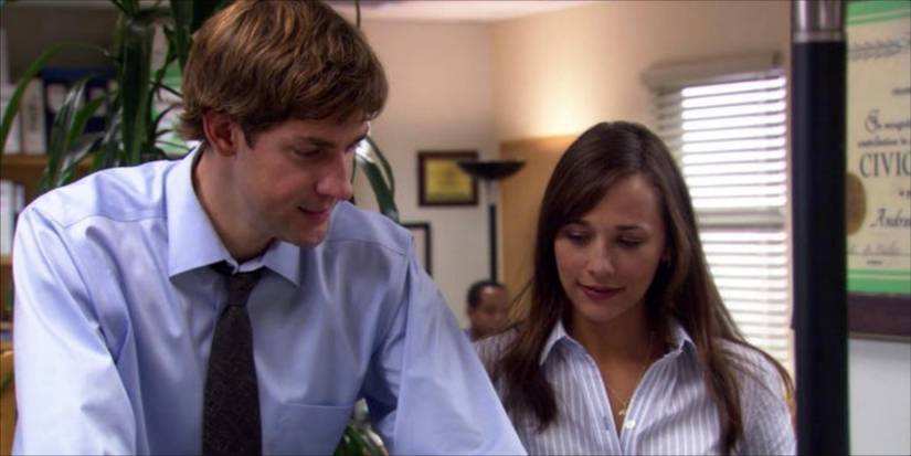 Rashida Jones as Karen and John Krasinski as Jim in The Office