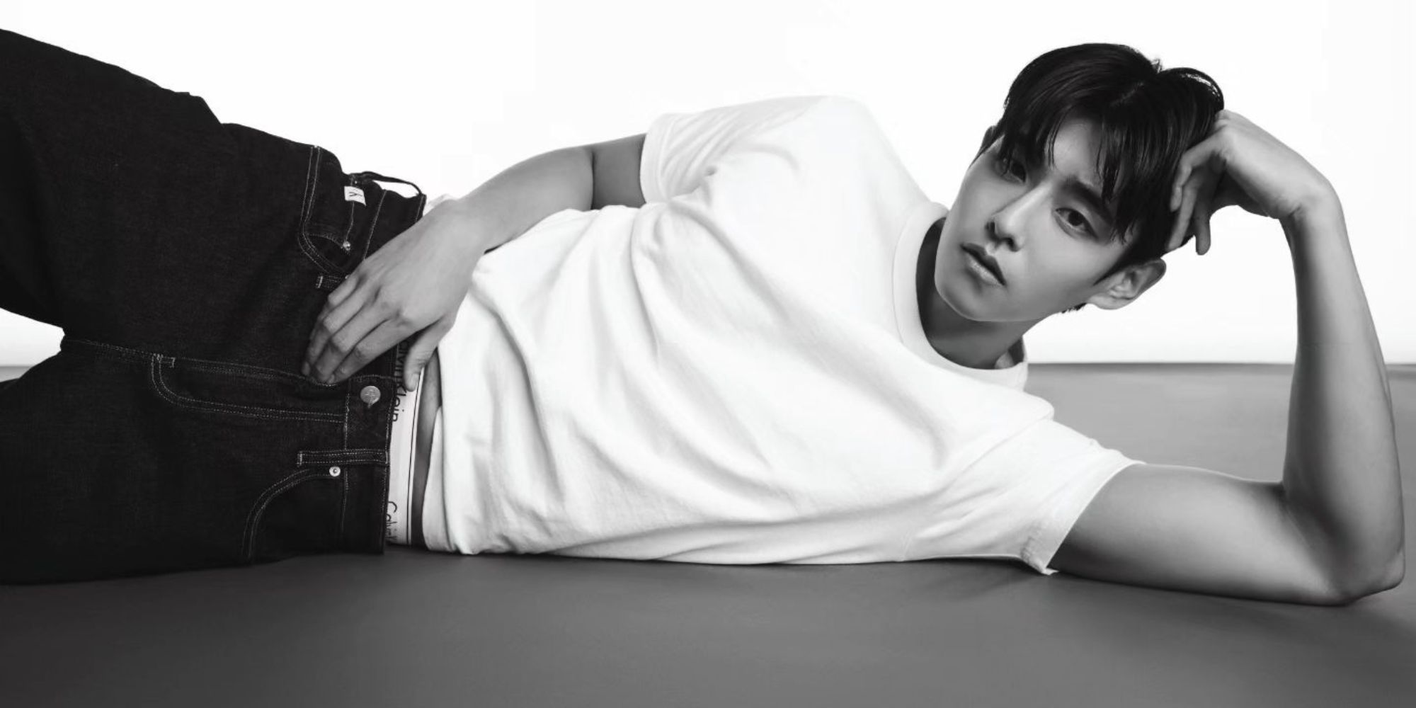 Single’s Inferno Season 3’s Son Won-ik poses on the floor