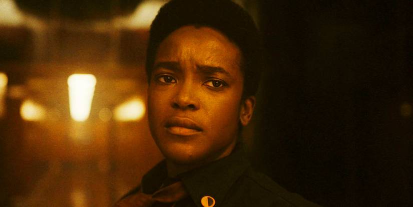 Hunter B-15, сыгранная Вунми Мосаку, смотрит в сторону в конце 2-го сезона сериала "Локи"