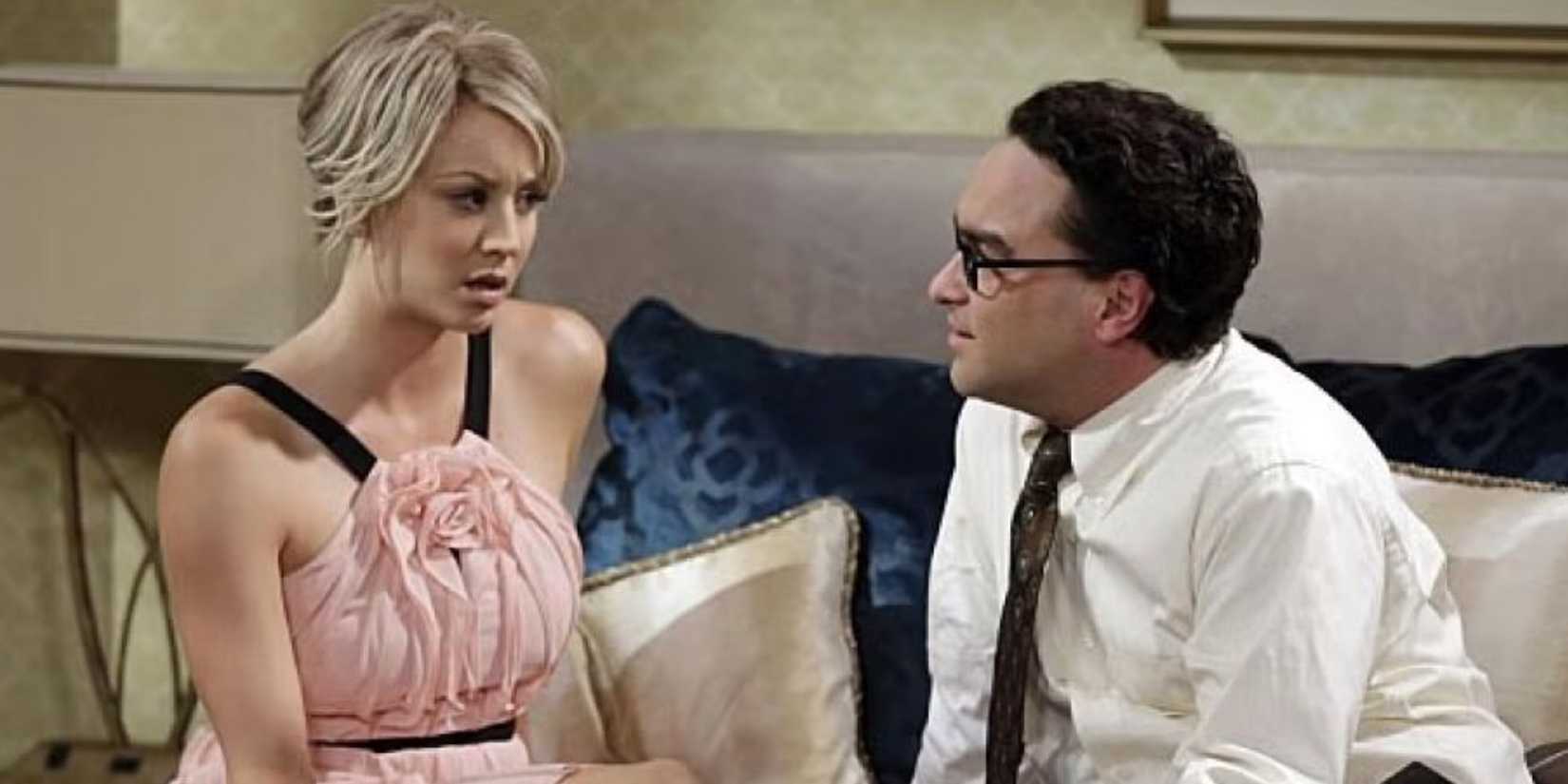 Cece von New Girl hat sich wie Penny von The Big Bang Theory niedergelassen - aber die Fans sehen das nicht so Kaley Cuoco as Penny looking annoyed at Johnny Galecki as Leonard as they sit on a bed in The Big Bang Theory