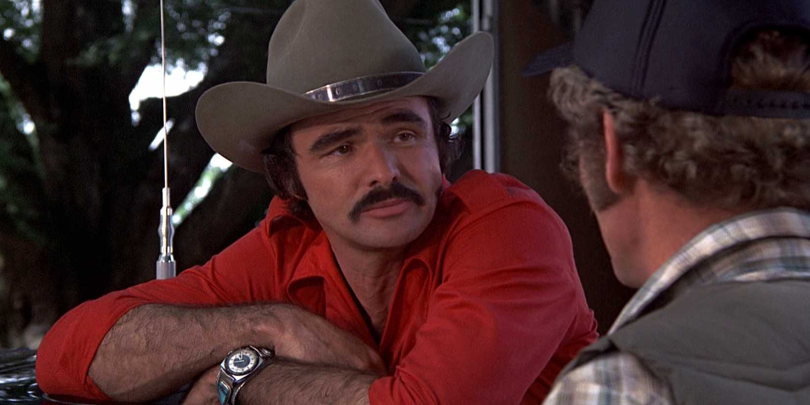 Bandit leaning on his car while talking to Snowman in Smokey and the Bandit