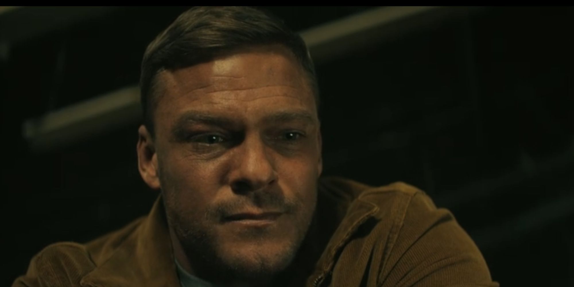 Alan Ritchson as Reacher looking concerned