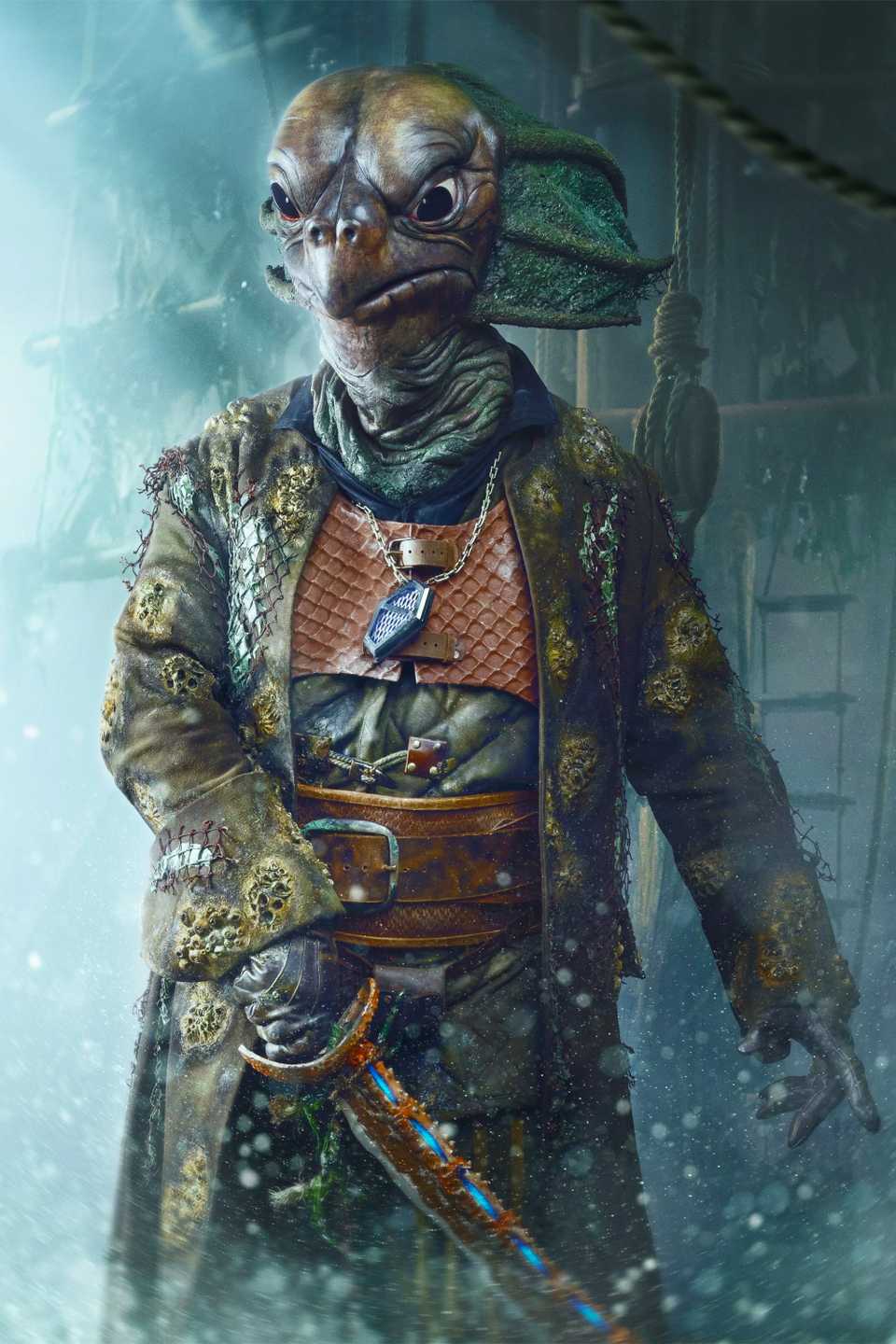 Um Sea Devil de Doctor Who segurando uma espada