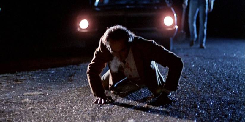 Um homem se arrasta para longe de um carro em Coração Sangrento