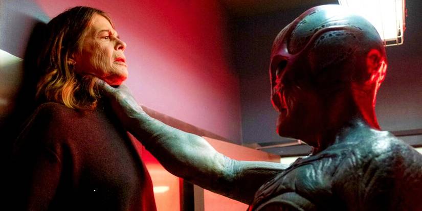 Инопланетянин держит Линду Хэмилтон, генерала Элеонор Маккалистер, за горло в 15-й серии 2-го сезона сериала "Resident Alien"