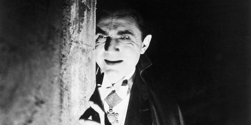 Bela Lugosi como Drácula espiando por trás de uma parede