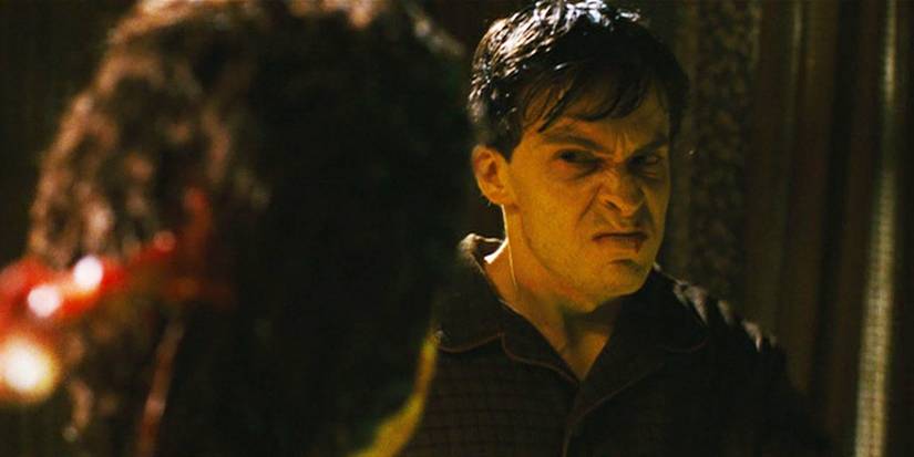 Robert Mann como Billy, com uma expressão de raiva, matando uma mulher em Noite de Terror 2006