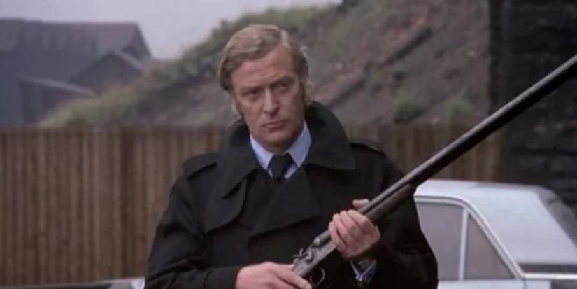 Michael Caine holding a sH๏τgun in Get Carter