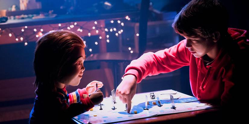 Andy jogando xadrez com Chucky em Brinquedo Assassino (2019)