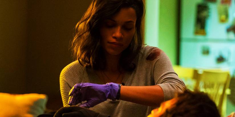 Claire Temple verificando o pulso de Matt Murdock em Demolidor