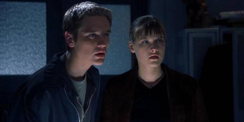 Devon Sawa como Alex Browning e Ali Larter como Clear Rivers em Premonição (2000).