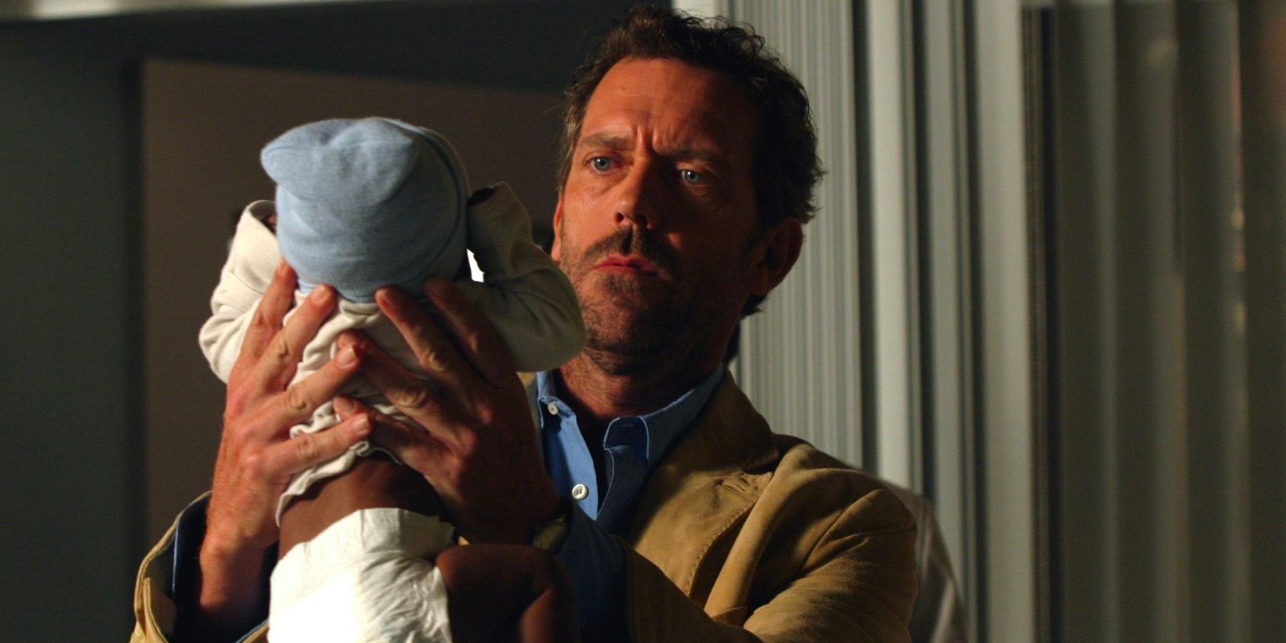 Gregory House con un bambino in braccio nell'episodio 4 della prima stagione