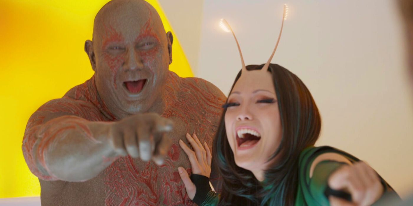 Drax (Dave Bautista) e Mantis (Pom Klementieff) apontam e riem de Quill em Guardiões da Galáxia Vol 2