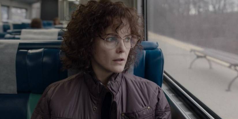 Elizabeth Jennings (Keri Russell) on the train in The Americans finale