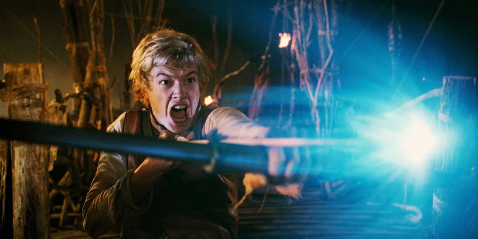 Eragon (Ed Speleers) usando magia em uma luta no filme Eragon